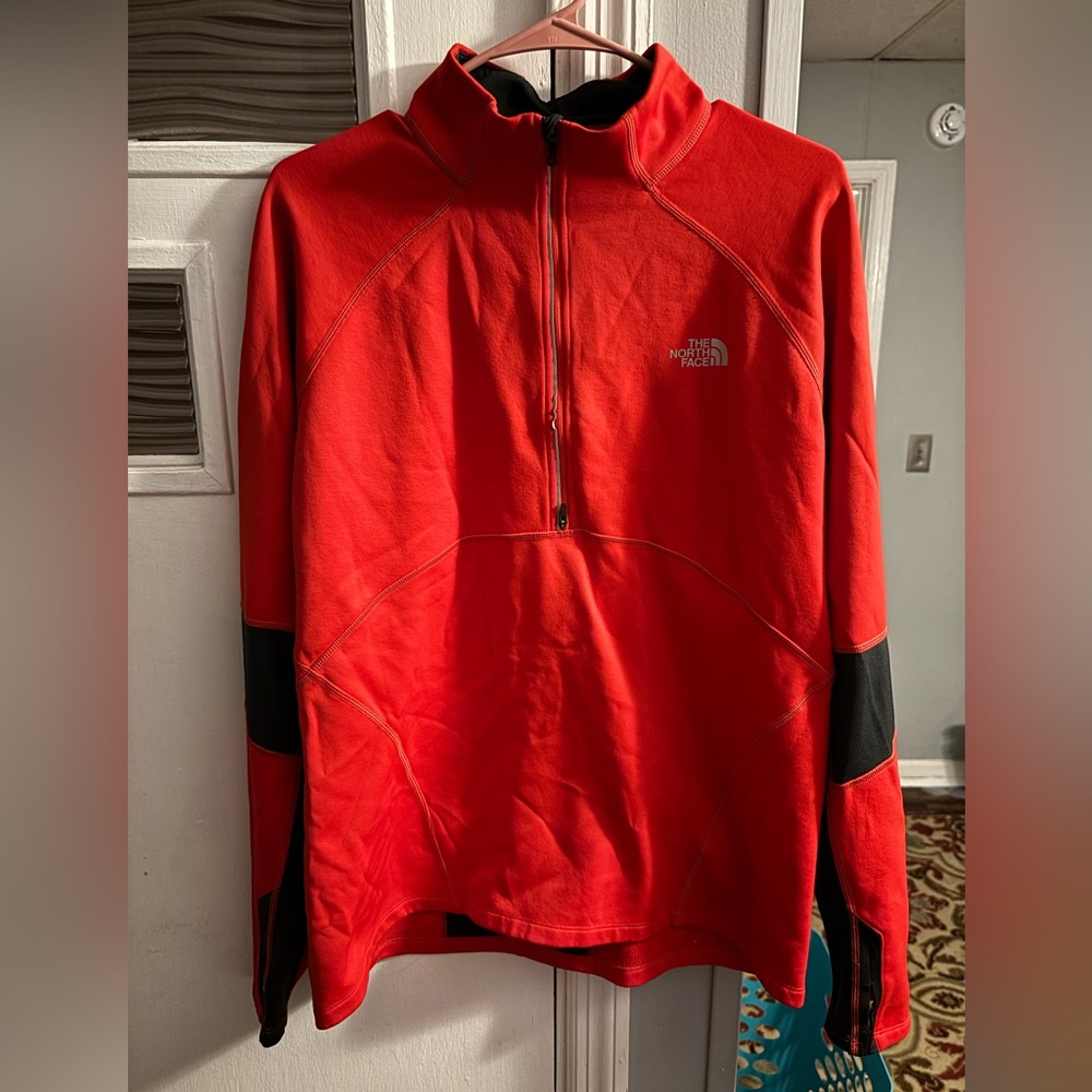 Men’s north face half zip pull over in red